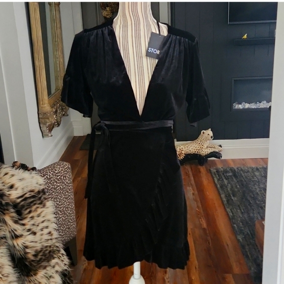 Storia Velvet Dress - Picture 3 of 13